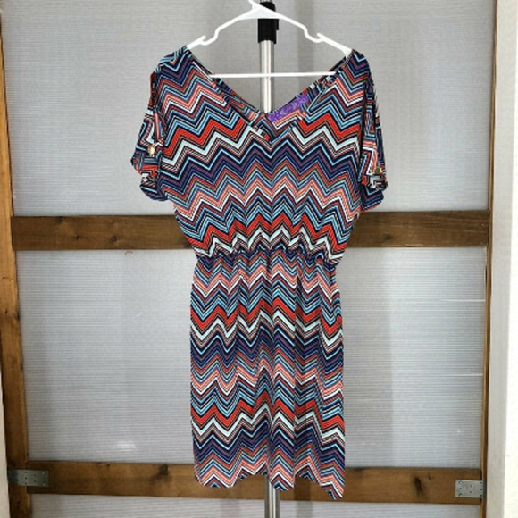JOLIE Zigzag Chevron Multicolour V-Neck Peek-a-boo Shoulder Mini Dress Sz S - Picture 1 of 9